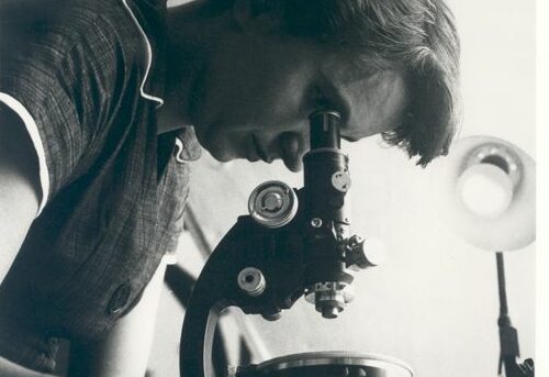 Rosalind Franklin osserva al microscopio